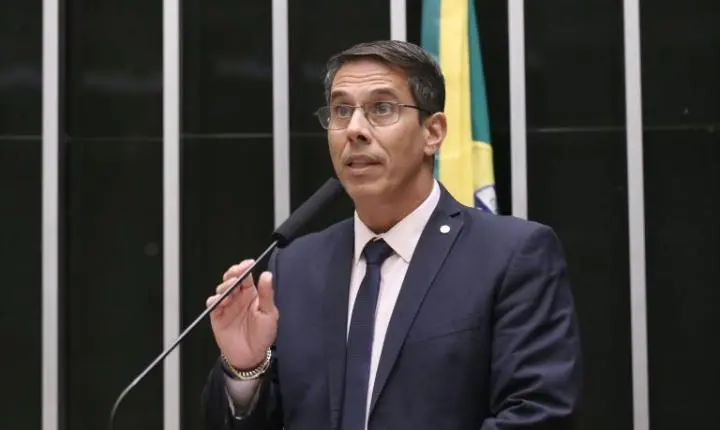 Projeto na Câmara proíbe postos de gasolina de diferenciar preços entre Pix e dinheiro