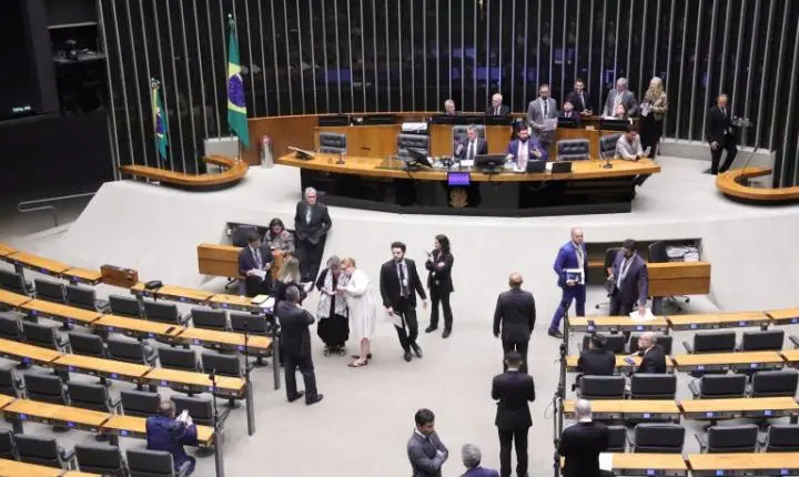 Viagem de Flávio Bolsonaro e reeleição de Lula geram debate no Plenário