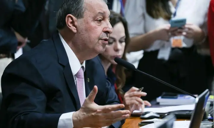 Senador Omar Aziz vota a favor da PEC do fim da escala 6x1 na CCJ