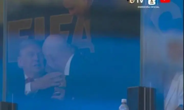 Ronaldo leva troféu da Copa do Mundo para Donald Trump durante final
