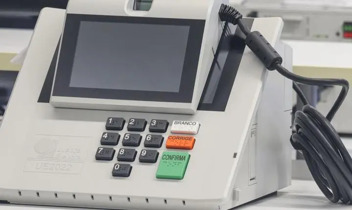 Entenda como a urna eletrônica garante a segurança das eleições com auditorias do TSE