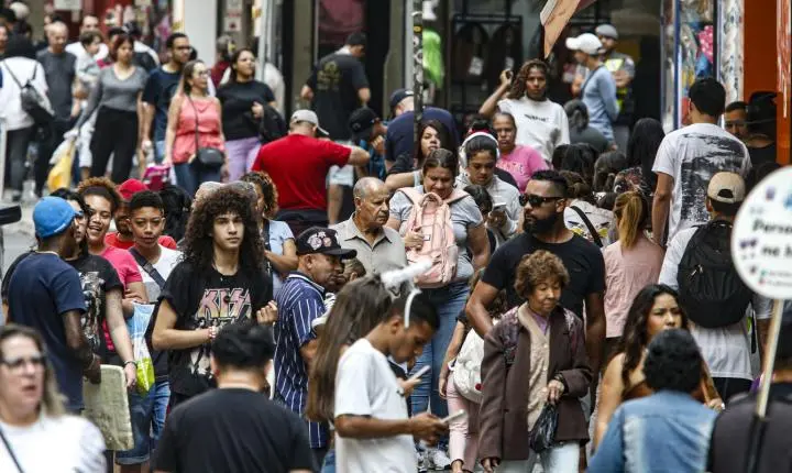 Salários impulsionam queda da pobreza em regiões metropolitanas do Brasil