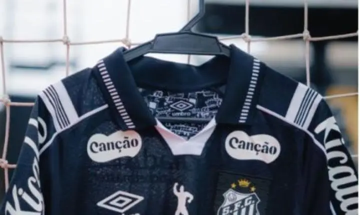 “Soco no ar” de Pelé ganha lugar no uniforme do Santos; saiba o que está por trás