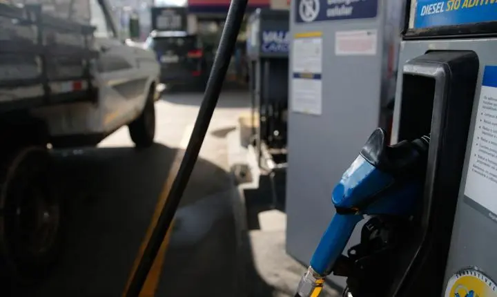 Governo federal amplia subsídios à gasolina e ao diesel após nova alta do petróleo
