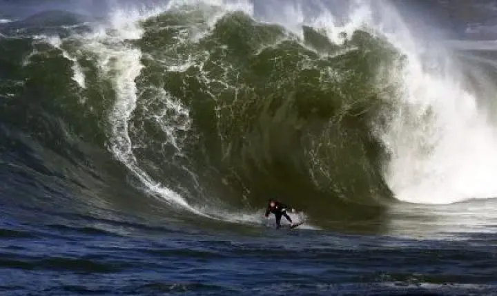 Surfistas de ondas gigantes se encontram em Itacoatiara, Niterói