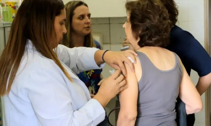 SUS libera a vacina Pneumo 20 para idosos com mais de 85 anos em todo o país