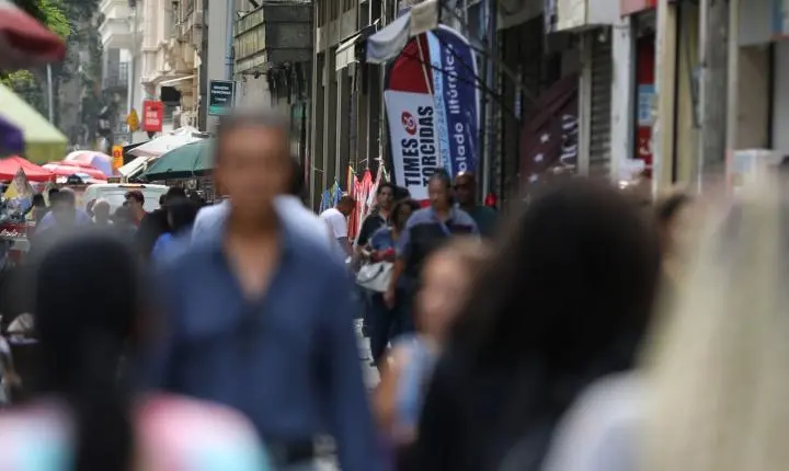 Taxa de desemprego de pretos é 55% maior que a de brancos, aponta IBGE
