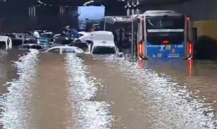 Temporal provoca alagamentos e deixa carros submersos em São Paulo