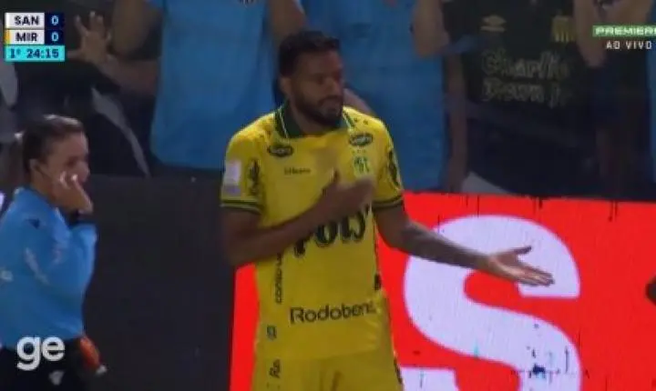 Torcedor do Santos cospe em jogador do Mirassol que se revolta: “Vergonhoso”
