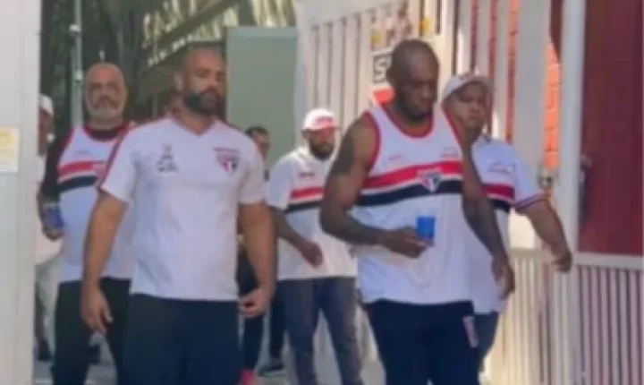Torcedores do São Paulo invadem centro de treinamento e exigem mudanças na diretoria