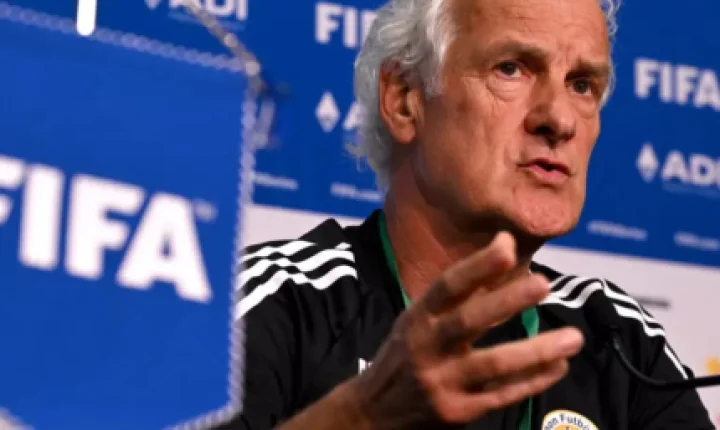 Técnico de Curaçao renuncia um mês antes da Copa do Mundo após conflitos internos