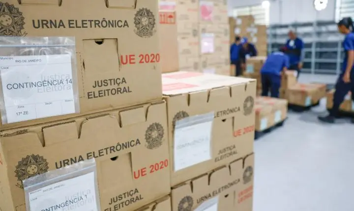 Justiça Eleitoral distribui urnas eletrônicas para a votação