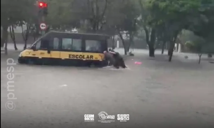 Van escolar com crianças fica ilhada no centro de São Paulo e PMs encaram enchente para ajudar retirar veículo