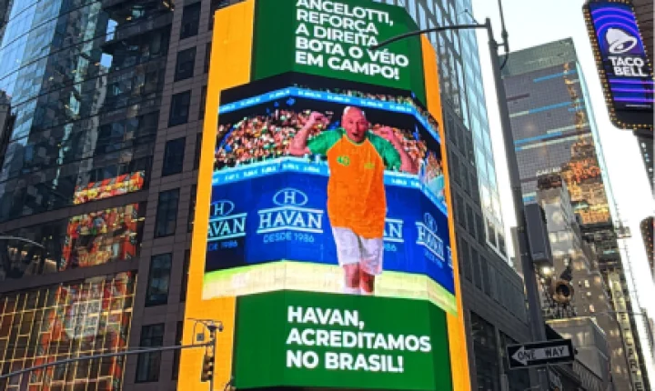 Véio da Havan invade Times Square e surpreende brasileiros em Nova Iorque
