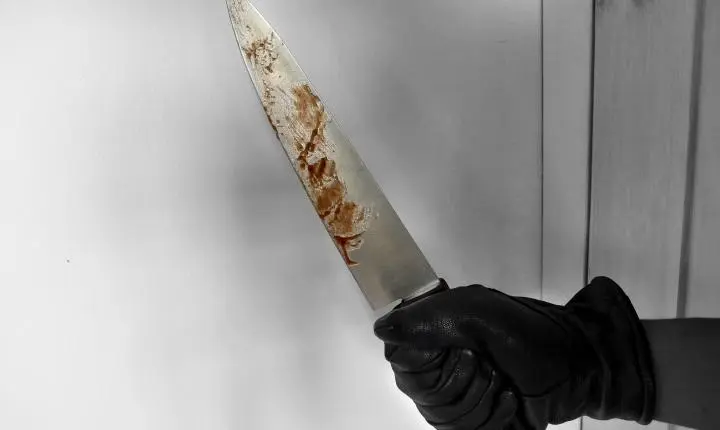 Vídeo: homem dorme na calçada para fugir do calor e é esfaqueado