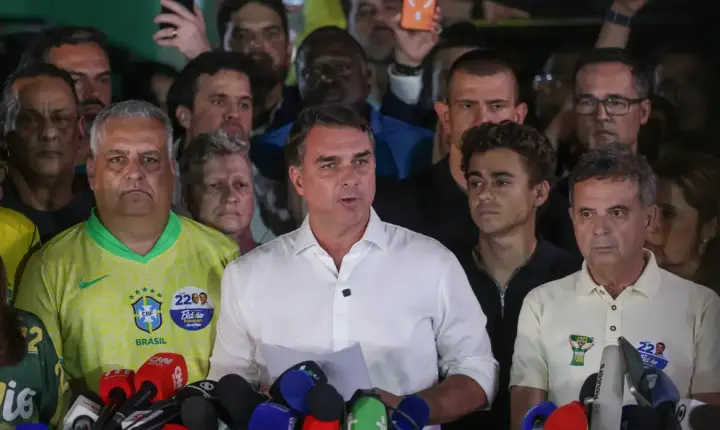 Flávio Bolsonaro saiu do Brasil e viaja para os EUA, dizem aliados do senador