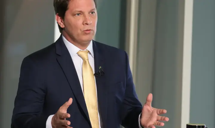 STF proíbe deputado Mario Frias de sair do Brasil por risco de fuga