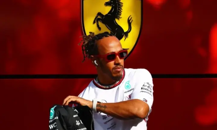 Lewis Hamilton reage a rumores de crise na Ferrari: “Trabalhamos todos juntos”