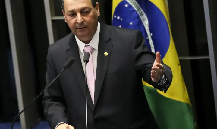 Senador Omar Aziz rejeita emendas da oposição e mantém fim da escala 6x1 na CCJ