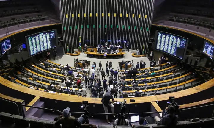 Câmara aprova MP da taxa das blusinhas e isenta compras internacionais de até US$ 50