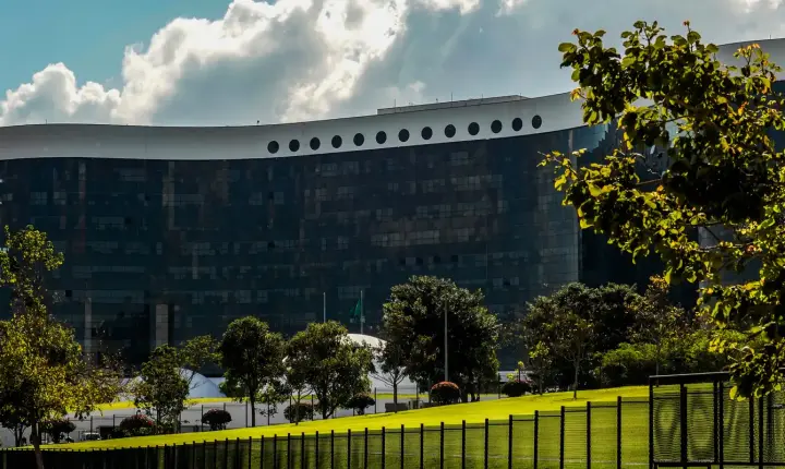 Decisão do TSE manda Lula e Janja apagarem vídeos contra Flávio Bolsonaro