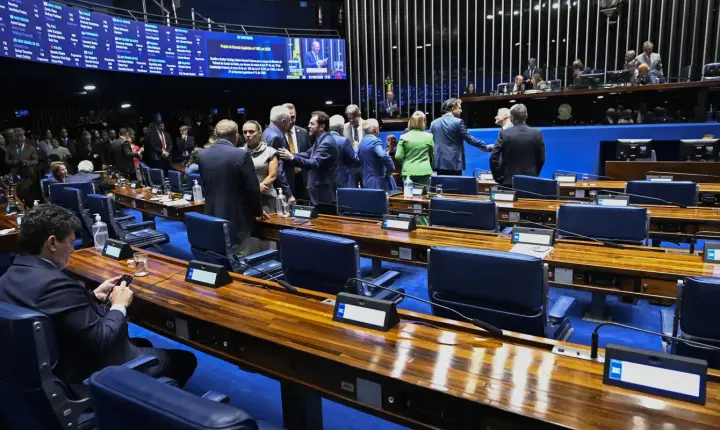 Senador Omar Aziz articula rito especial para votar a PEC da escala 6x1 no plenário