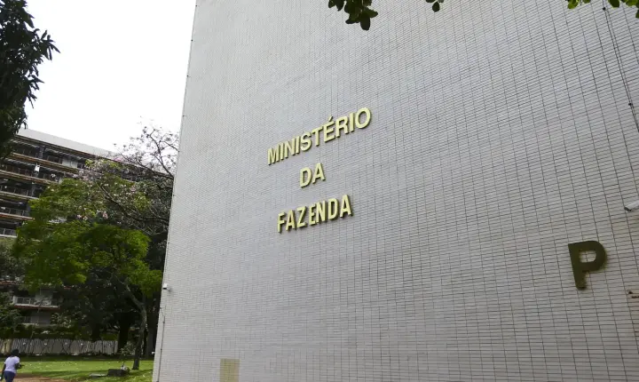 Fazenda reduz projeção do PIB para 2% em 2026 após impacto de juros altos