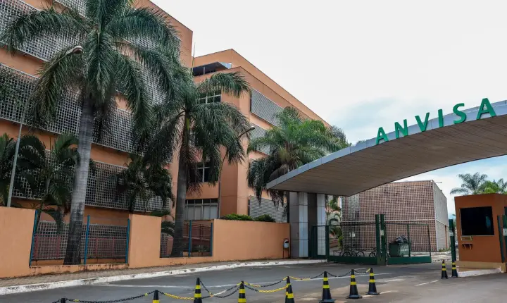 Anvisa alerta para risco de deficiência de vitamina B6 em remédio de Parkinson