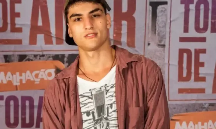 Mesmo no ar e filho de famosos, ex-Malhação faz bico em loja: “Para não ficar sem comer”