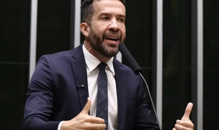 Deputado André Janones é internado em São Paulo com arritmia cardíaca