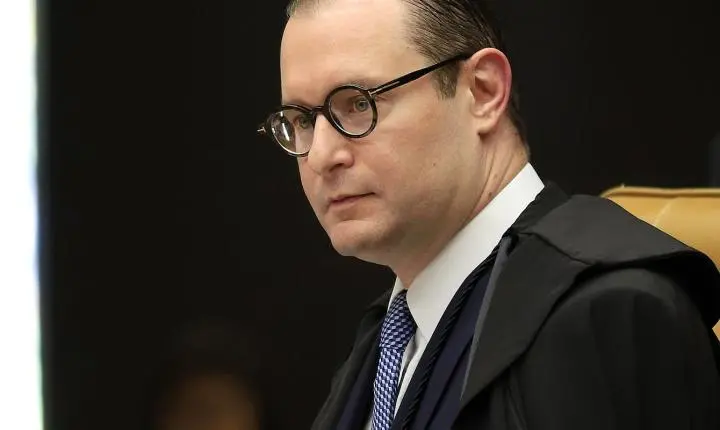 Ministro Zanin condena médico por trote misógino contra estudantes